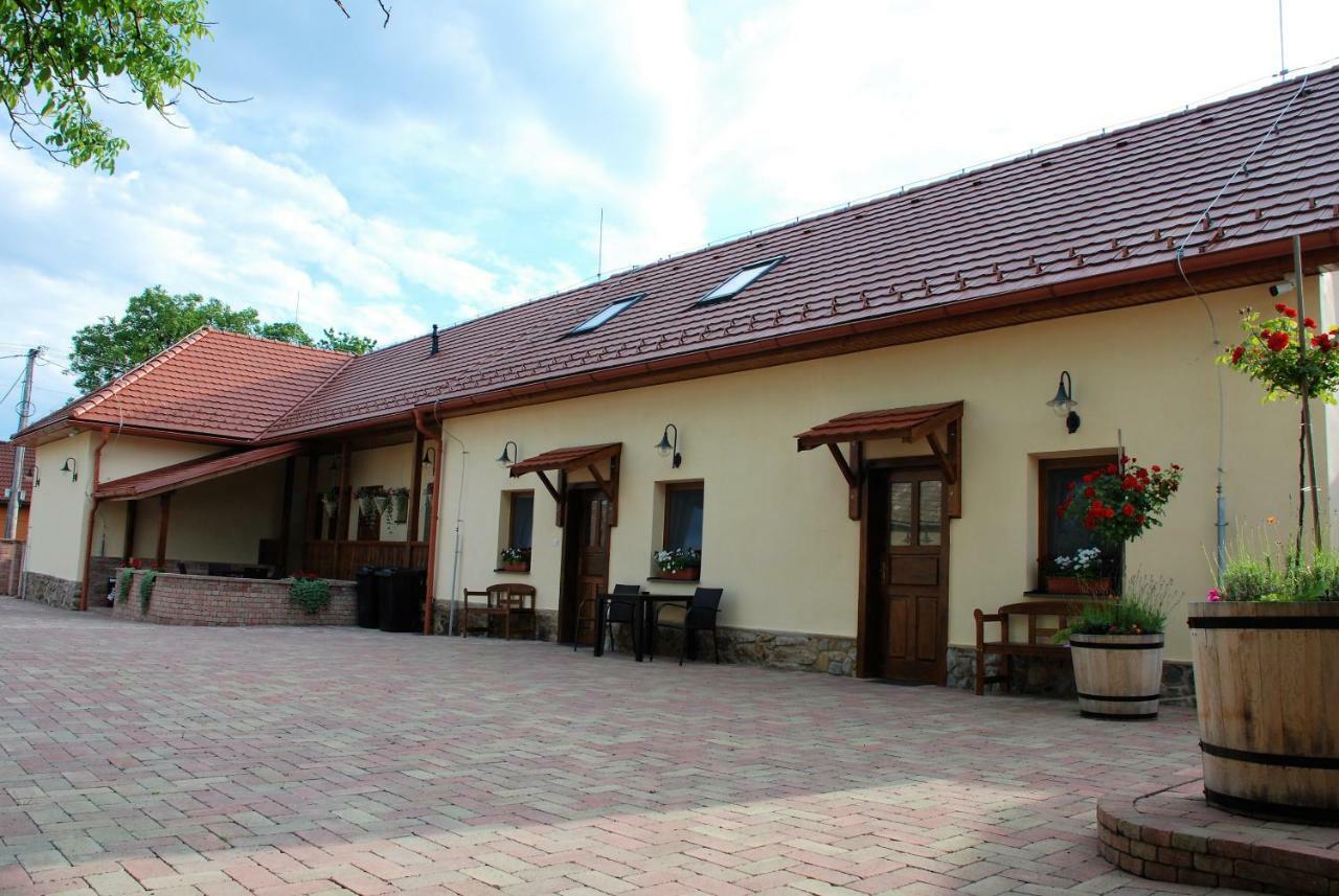 Ubytovanie Tri Ruze Krásnohorské Podhradie Exterior foto